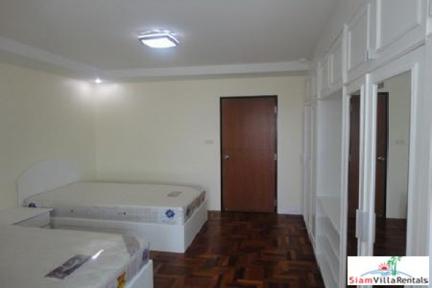 Freshly renovated, very large 3 bedroom family condo. Phrom Pong BTS.-8