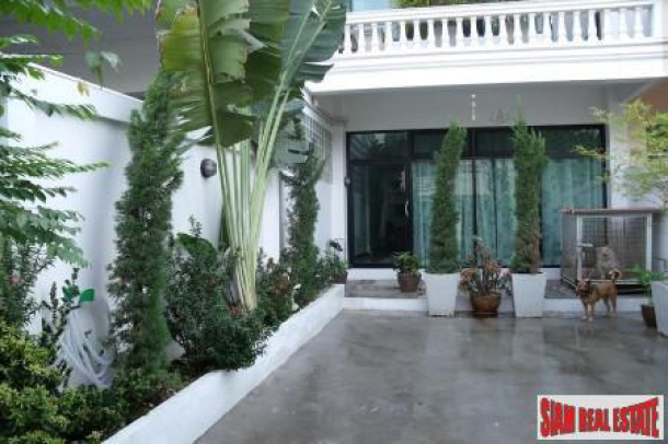 Large Townhouse for Sale in the Phra Khanong Area, Bangkok-1
