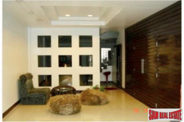 Five Store Large Townhouse for Rent in the On-nut Area, Bangkok-10
