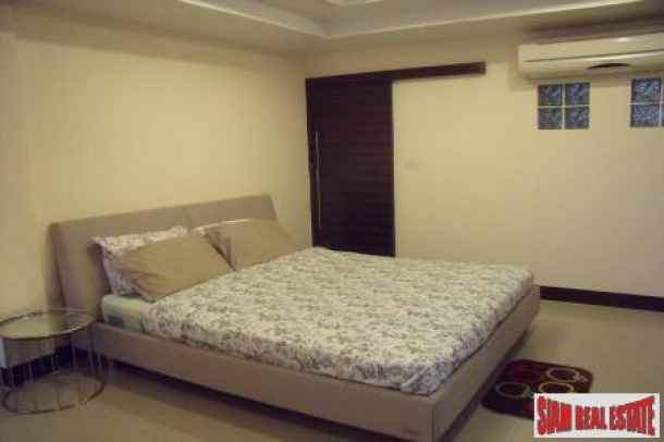 Large Townhouse for Sale in the Phra Khanong Area, Bangkok-3