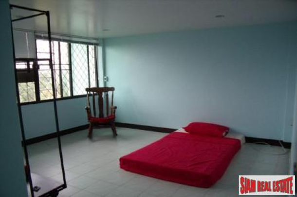 Five Store Large Townhouse for Rent in the On-nut Area, Bangkok-4
