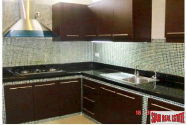 Five Store Large Townhouse for Rent in the On-nut Area, Bangkok-7