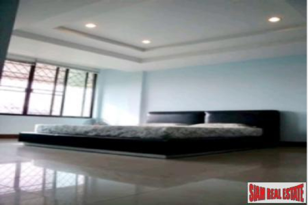 Five Store Large Townhouse for Rent in the On-nut Area, Bangkok-8
