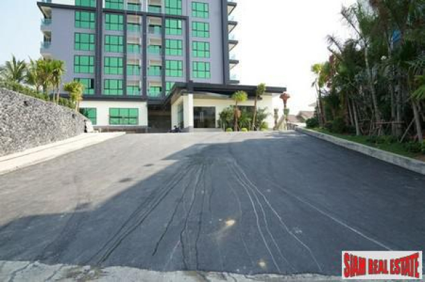 Luxury High Rise Condo - A Minute from Pattaya Beach ( 50% vendor financing with no interest over3 years )-8