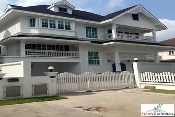 Fantasia Villa 3 | Large Four Bedroom Home Near BTS Bearing and Airport-1