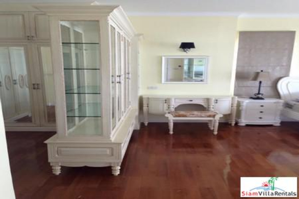 Fantasia Villa 3 | Large Four Bedroom Home Near BTS Bearing and Airport-15