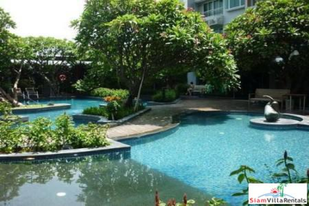 Circle Condominium | Modern One Bedroom with Views for Rent in Rachathewii-4