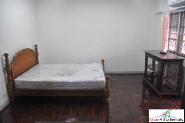 Three Storey, Four Bedroom Townhome for Rent in Huai Khwang, Bangkok-15