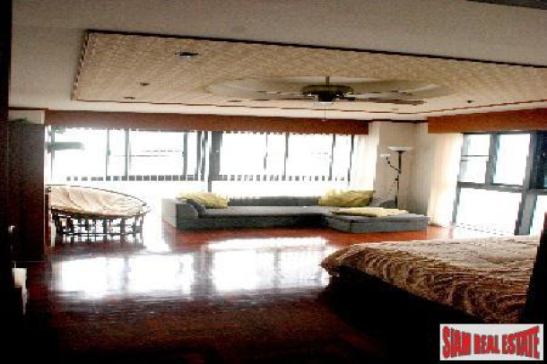 Kirati Thanee City Mansion | Large Comfortable Four Bedroom with Views on the 19th Floor in Khlong Toei-4