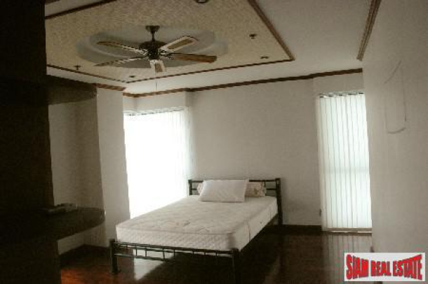 Kirati Thanee City Mansion | Large Comfortable Four Bedroom with Views on the 19th Floor in Khlong Toei-5