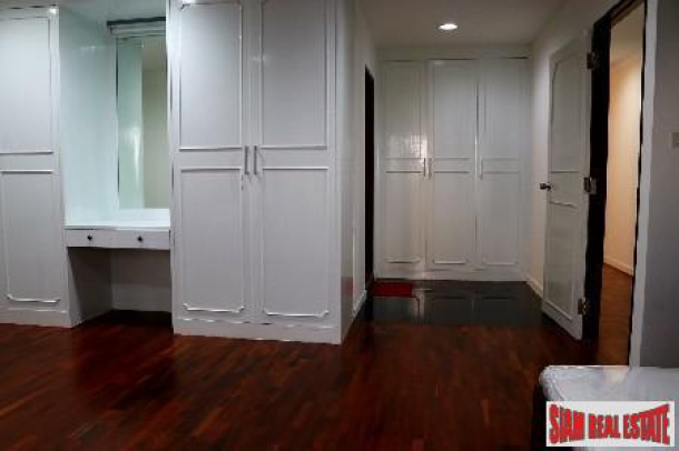 Outstanding City Views from this Grand Three Bedroom in Phrom Phong, Bangkok-15