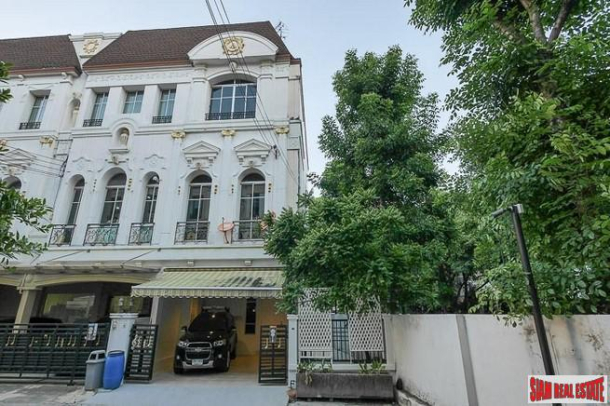 Baan Klang Krung Grande Vienna Rama 3 | Beautiful Three Bedroom, Three Level Townhouse for Sale in Bang Phongphang-1