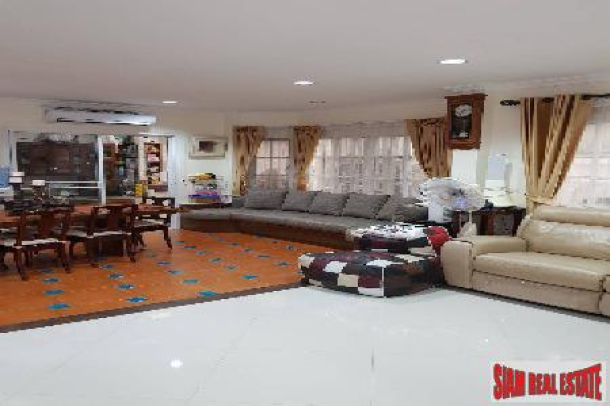 Beautiful Extra Large Four Bedroom Home for Sale in Bearing, Bangkok-9