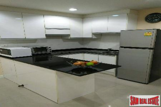 Contemporary Two Bedroom in a Great Location, Sukhumvit 24-4