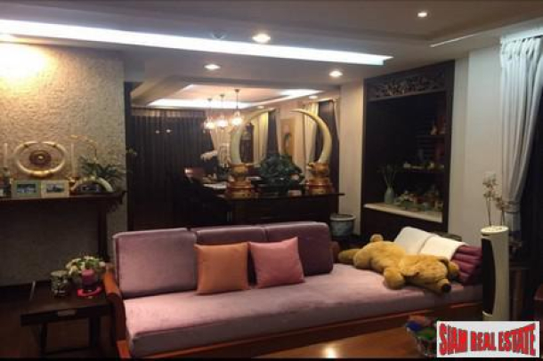 The Lanai Condo | Elegant Three Bedroom on Garden Floor in Chong Nonsi-17