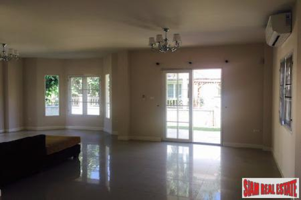 Large Contemporary Four Bedroom Home  South of Chiang Mai Old Town-10