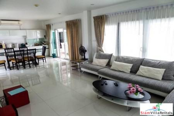 Modern Three-Bedroom Beachfront House in Banglamung Pattaya-10