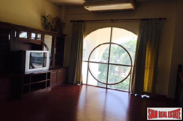 Five Bedroom with Large Garden Priced to Sell in Nong Khwai, Chiang Mai-13