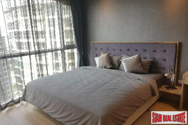 Sky Walk Condo | Contemporary One Bedroom with City Views in Phra Khanong-2