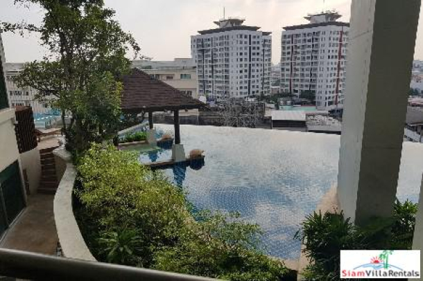 Sky Walk Condo | Centrally Located One Bedroom with City Views for Rent in Phra Khanong-14