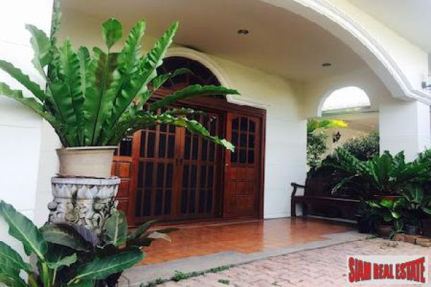 Expansive Eight Bedroom Opposite Lanna Golf Course in Chang Phuak, Chiang Mai-16