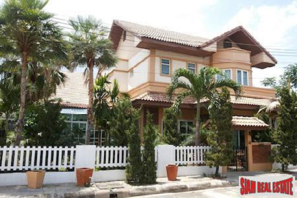 Large Four Bedroom Traditional Home with Yard in Chiang Mai-2