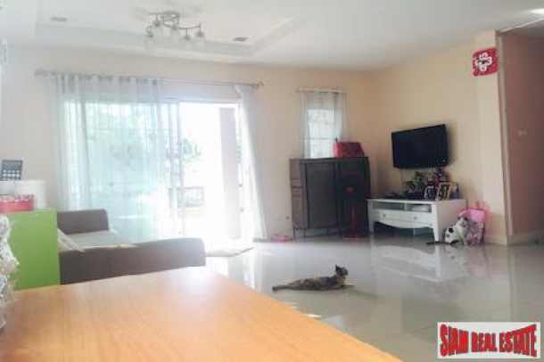 Elegant Three Bedroom Home for Sale in Quiet Development, Chiang Mai-16