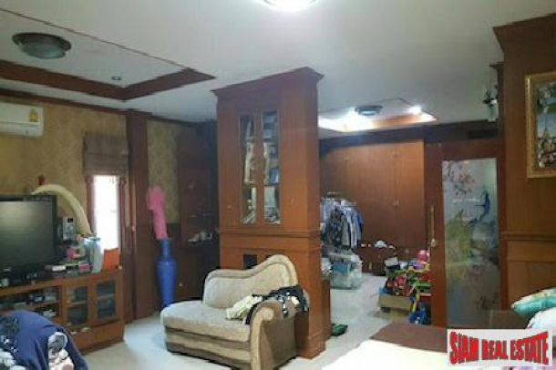 Centrally Located Furnished Six Bedroom  in San Sai Noi, Chiang Mai-11