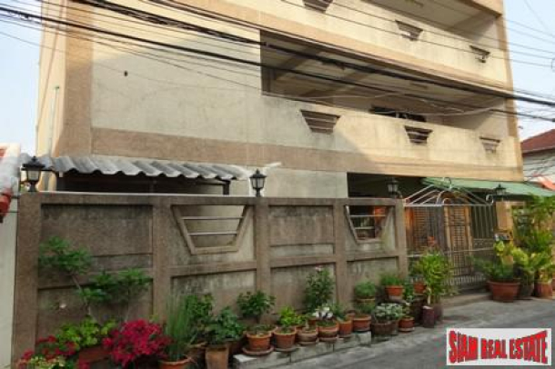 Jurdjun House | Apartment Building with Ready Investment Opportunity or Great Renovation Project at On Nut, Suan Luang-12