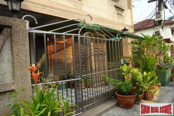 Jurdjun House | Apartment Building with Ready Investment Opportunity or Great Renovation Project at On Nut, Suan Luang-13