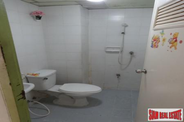 Jurdjun House | Apartment Building with Ready Investment Opportunity or Great Renovation Project at On Nut, Suan Luang-7