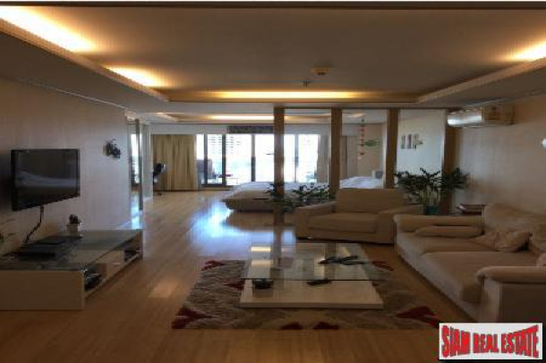 State Tower | Large Contemporary Studio with River Views in Silom-3