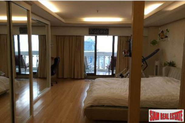 State Tower | Large Contemporary Studio with River Views in Silom-6