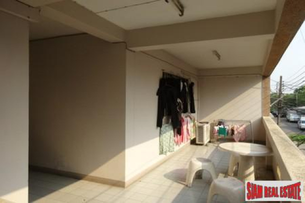 Jurdjun House | Apartment Building with Ready Investment Opportunity or Great Renovation Project at On Nut, Suan Luang-3