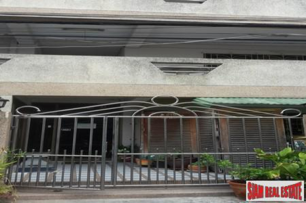 Jurdjun House | Apartment Building with Ready Investment Opportunity or Great Renovation Project at On Nut, Suan Luang-2