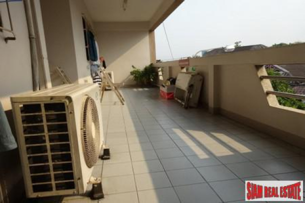 Jurdjun House | Apartment Building with Ready Investment Opportunity or Great Renovation Project at On Nut, Suan Luang-5