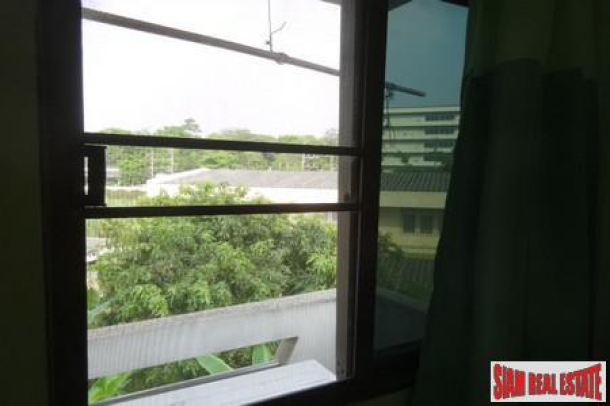 Jurdjun House | Apartment Building with Ready Investment Opportunity or Great Renovation Project at On Nut, Suan Luang-8