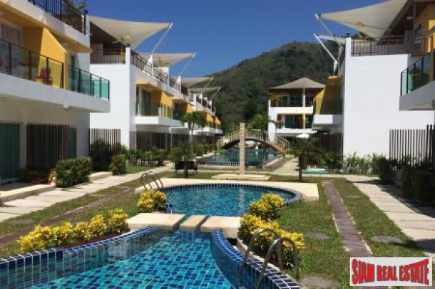 Contemporary Three Bedroom Townhouses with Pool Access-3