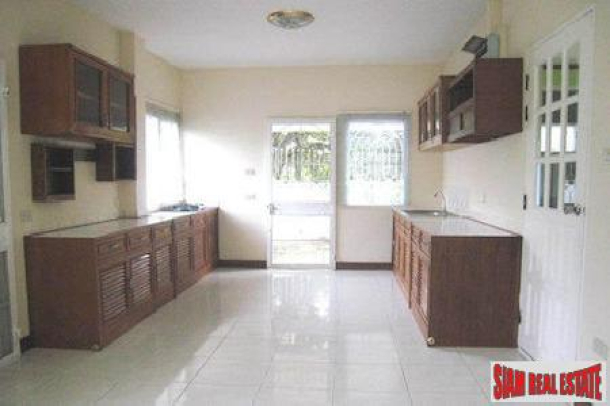 Large Two Story House with Nice Garden in Mae Hia, Chiang Mai-11