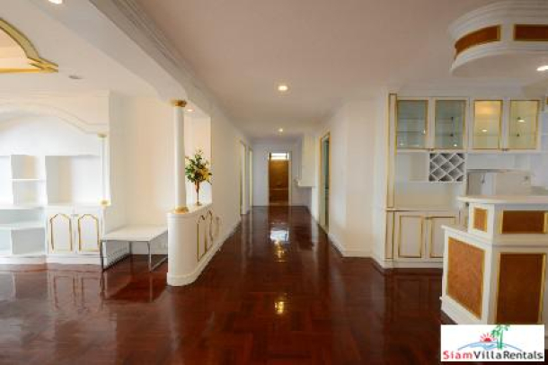 Oriental Tower | Luxurious Three Bedroom on 23rd Floor in Ekkamai-5