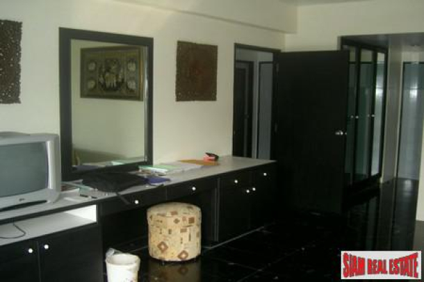 Large 1 Bedroom Condo on Pratumnak Hill with seaview at Cosy Beach-9