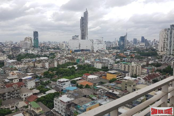 One Bedroom Condo with City and Garden Views in Krung Thonburi-1