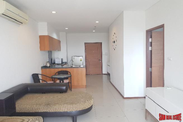 One Bedroom Condo with City and Garden Views in Krung Thonburi-10