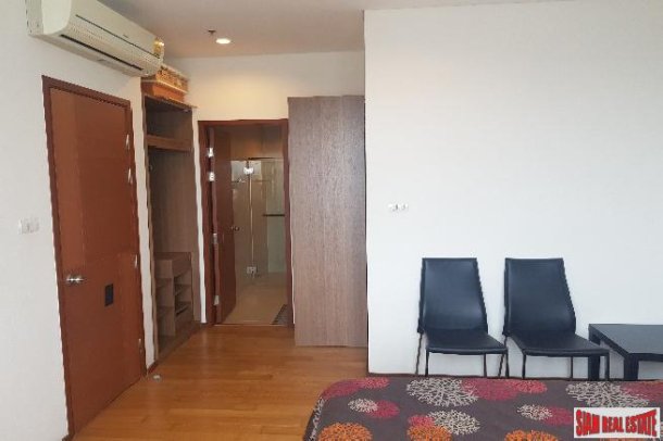 One Bedroom Condo with City and Garden Views in Krung Thonburi-13