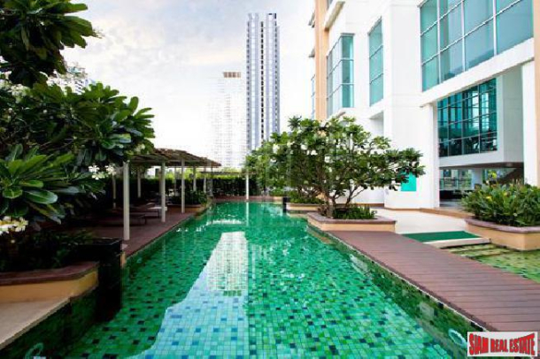 One Bedroom Condo with City and Garden Views in Krung Thonburi-21