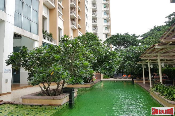 One Bedroom Condo with City and Garden Views in Krung Thonburi-26