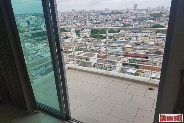 One Bedroom Condo with City and Garden Views in Krung Thonburi-7