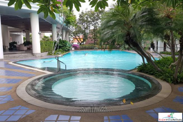 Saichon Mansion | River and Pool Views from this Three Bedroom Condo in Krung Thonburi-1