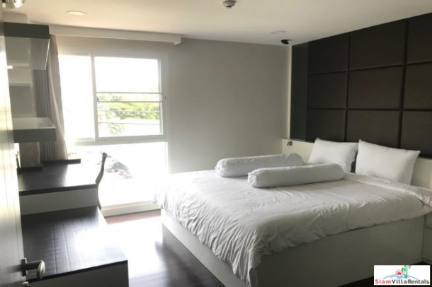Sunny and Contemporary Two Bedroom  Condo on Sukhumvit 26-2