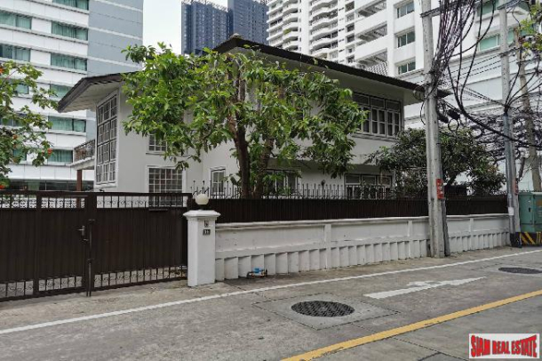 Large Three Bedroom Family Style House for Rent on Asoke BTS , 5 Min Walk to BTS.-1
